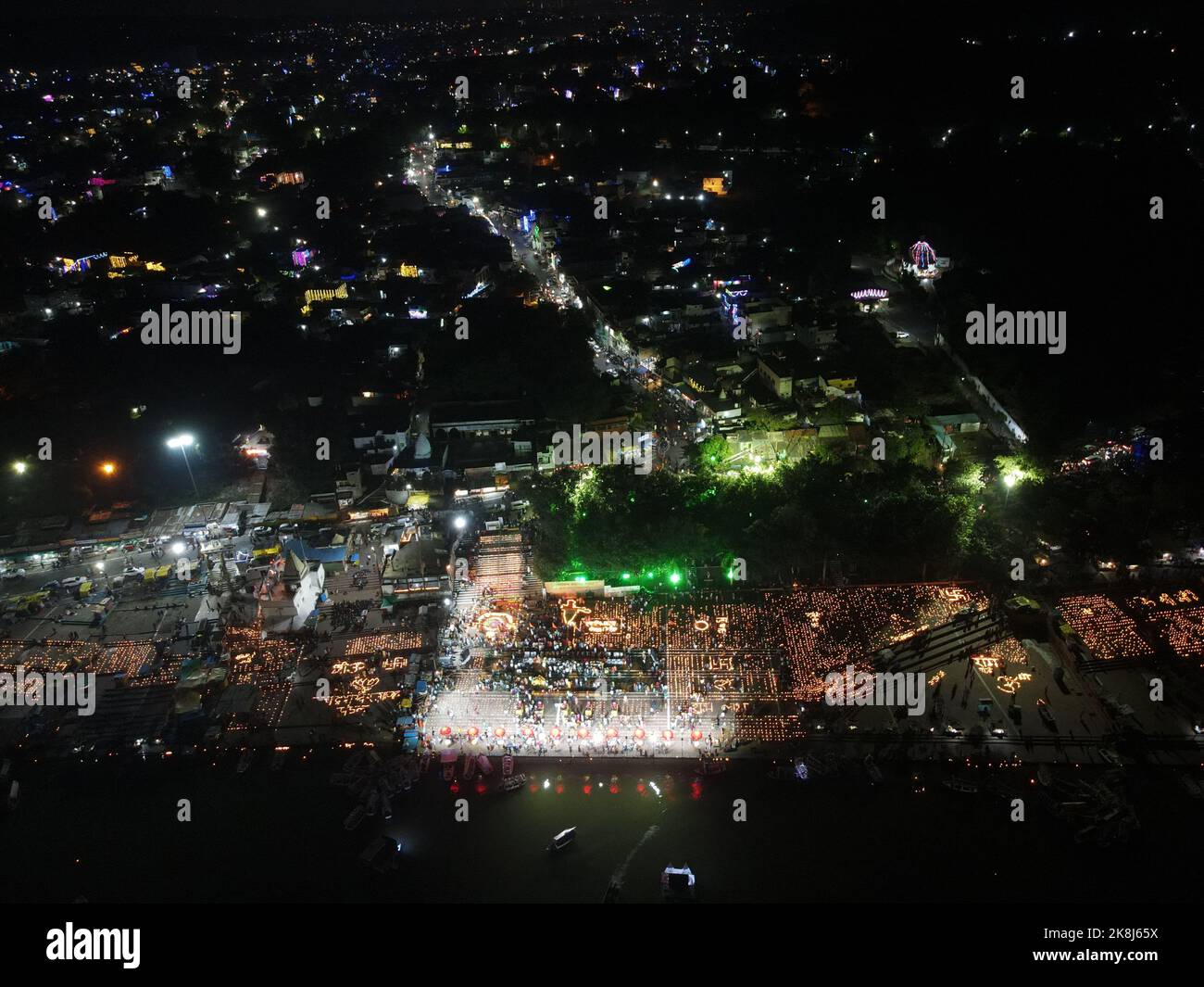 Madhya Pradesh / India : 51 mila lampade di terra sono state accese da lavoratori BJP alla vigilia del festival Diwali sulle rive del fiume Narmada a Jabalpur, Madhya Pradesh il 24 ottobre 2022. Foto di - Uma Shankar Mishra Foto Stock