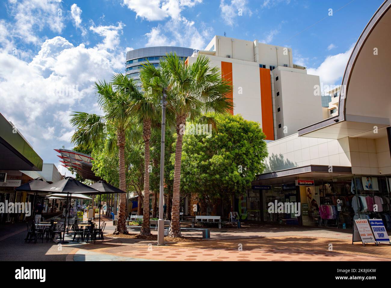 Darwin, Australia – 18 ottobre 2022: Vista del centro commerciale pedonale Smith Street Mall a Darwin, Northern Territory Foto Stock