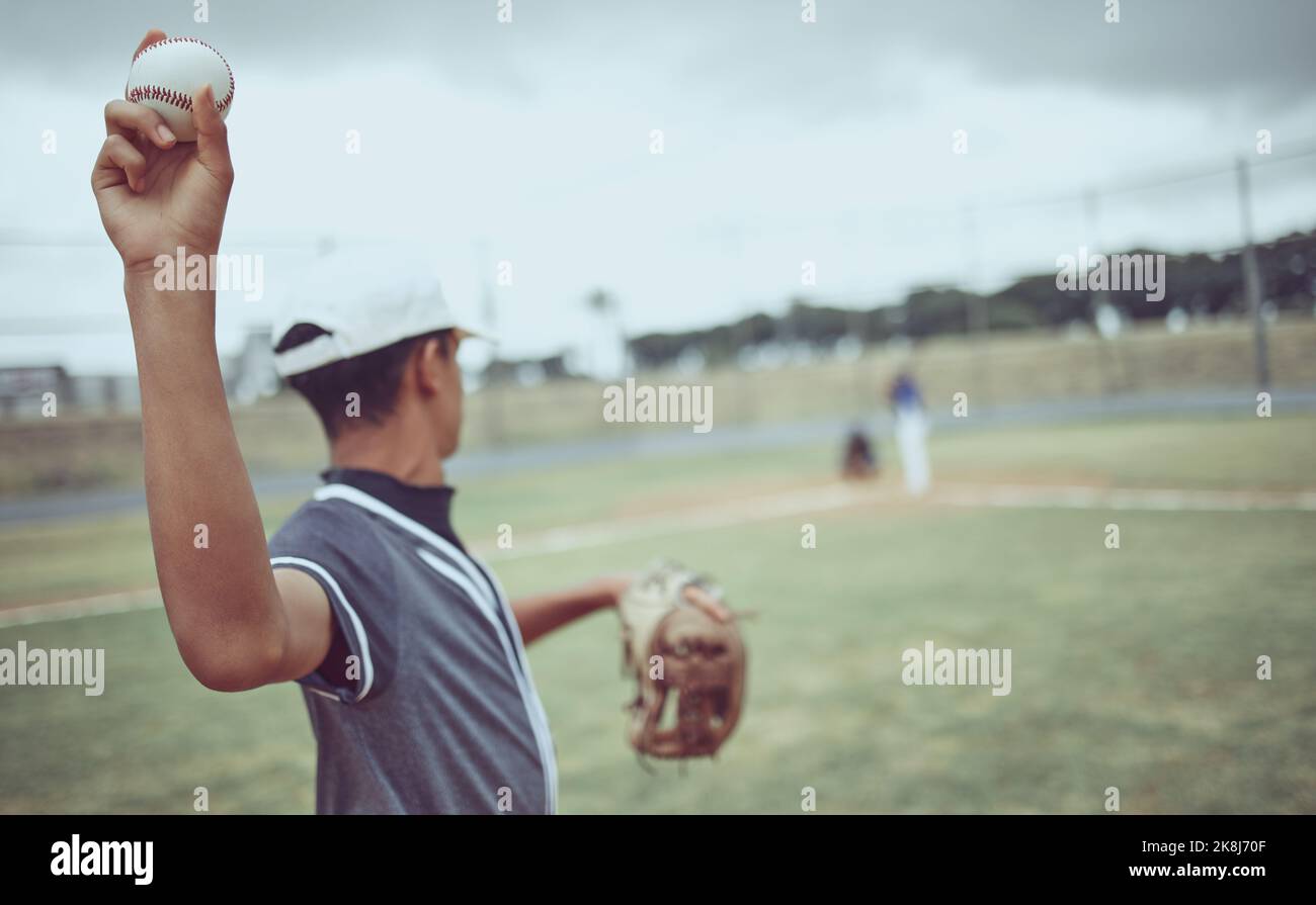 Baseball, lanciatore e atleta lanciando una palla su un campo all'aperto durante una partita o un allenamento. Fitness, sport e softball giocatore che pratica la sua abilità Foto Stock