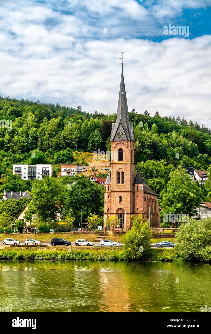 Chiesa evangelica sul fiume Neckar a Hirschhorn, Germania Foto Stock