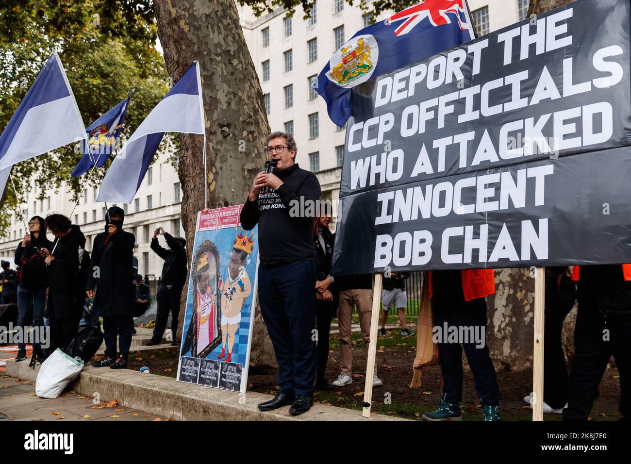 Benedict Rogers (C), co-fondatore e Chief Executive di Hong Kong Watch, parla durante un'assemblea del Partito Comunista anti-cinese di fronte a downing Street a Londra. Centinaia di persone hanno marciato sotto una tempesta di pioggia da Downing Street attraverso Chinatown all'ambasciata cinese a Londra, per protestare contro l'incidente d'assalto in cui Bob Chan, un protestante di Hong Kong, Che è stato visto essere tirato nei terreni di un consolato cinese a Manchester e picchiato dal personale il 17 ottobre 2022. Centinaia di persone hanno marciato sotto una tempesta di pioggia da Downing Street attraverso Chinatown all'ambasciata cinese a Londra fino ai protes Foto Stock