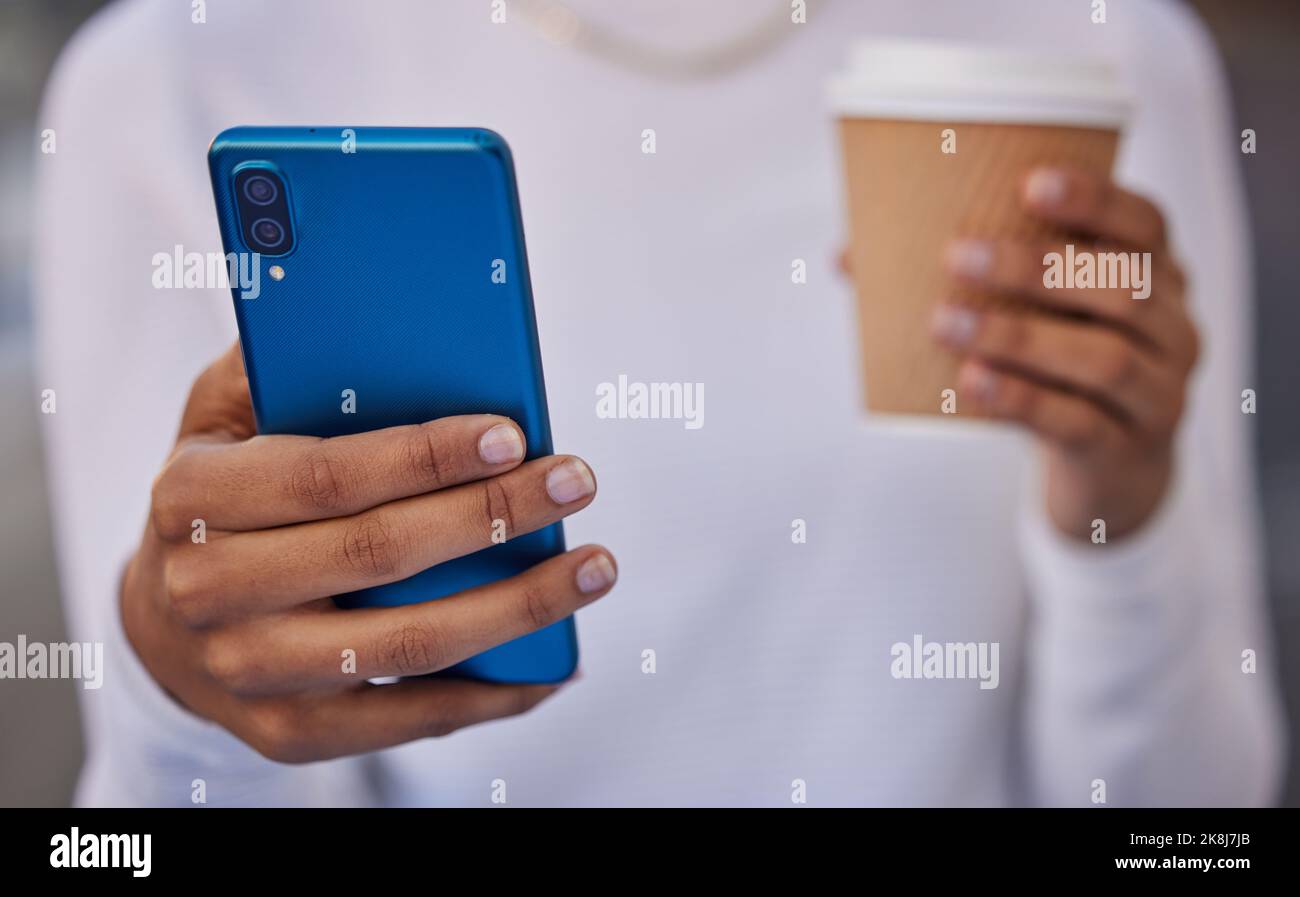 Smartphone in mano, tecnologia e comunicazione, caffè e controllo dei social media, ricerca su Internet con la rete 5g in pausa. Donna, online con Foto Stock