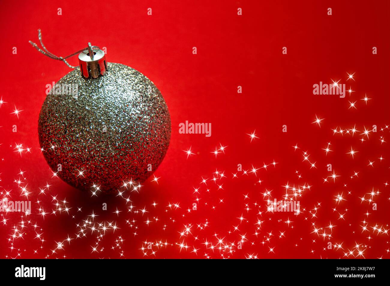 Palla d'argento natalizia con stelle brillanti con spazio personalizzabile per testo e idee. Concetto di celebrazione di Natale e spazio copia. Foto Stock
