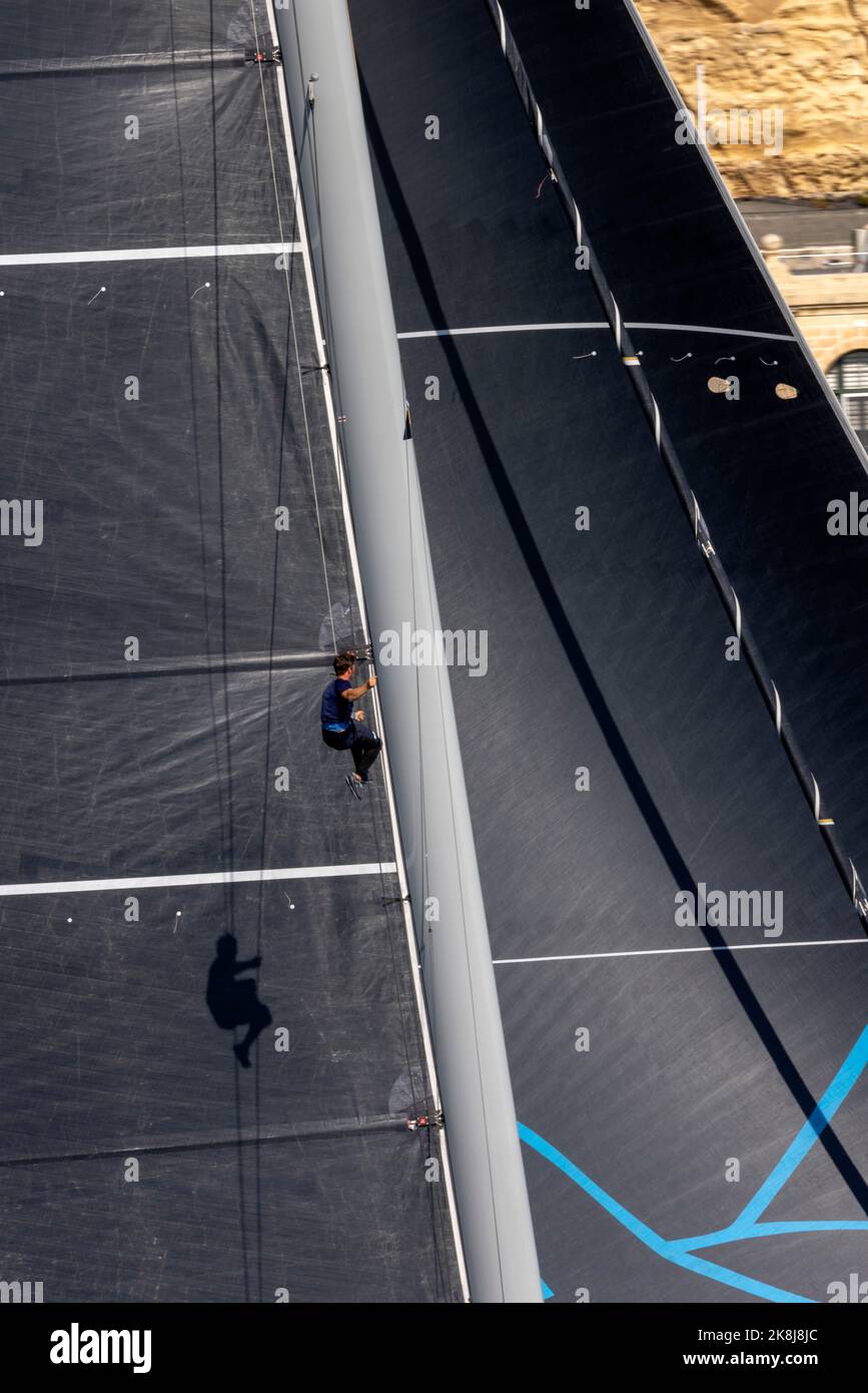 Gli equipaggi a bordo dello yacht partecipante si preparano per l'inizio della gara del Medio Mare 2022. Foto Stock
