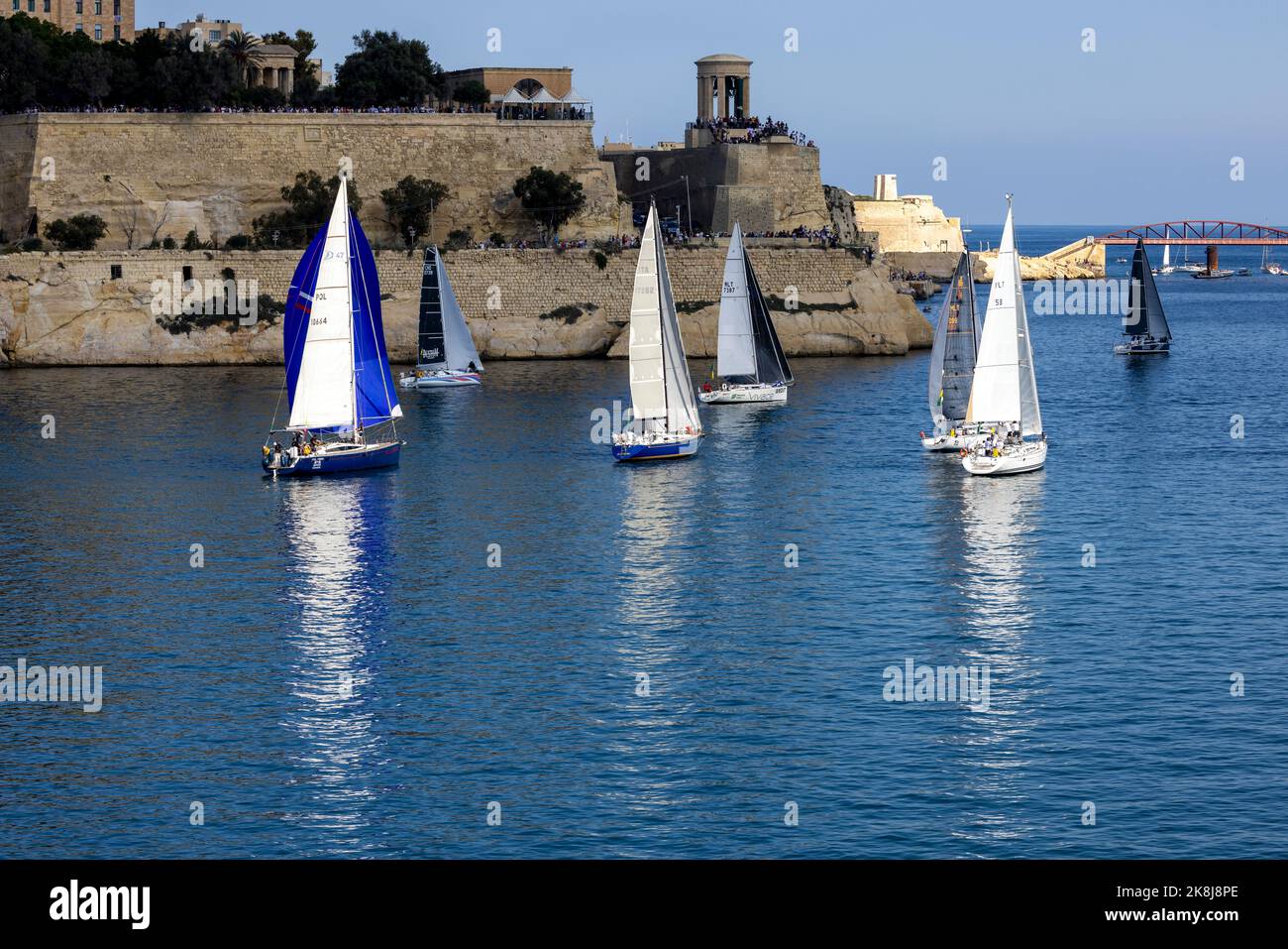 Un inizio molto lento alla 2022 edizione della Middle Sea Race a causa di condizioni quasi perfettamente calme. Foto Stock