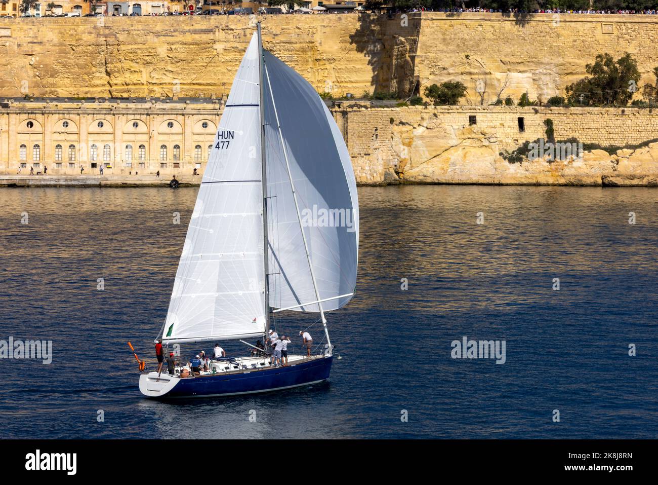 Un inizio molto lento alla 2022 edizione della Middle Sea Race a causa di condizioni quasi perfettamente calme. Foto Stock