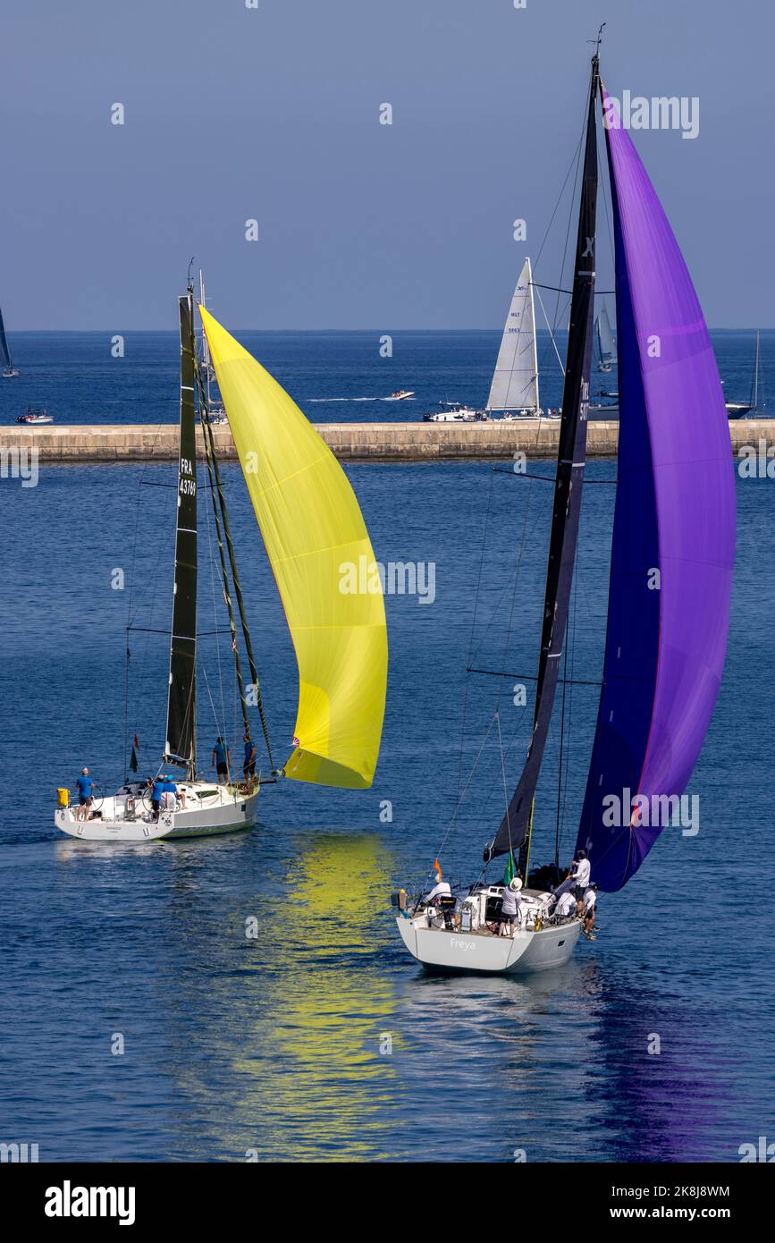 Un inizio molto lento alla 2022 edizione della Middle Sea Race a causa di condizioni quasi perfettamente calme. Foto Stock