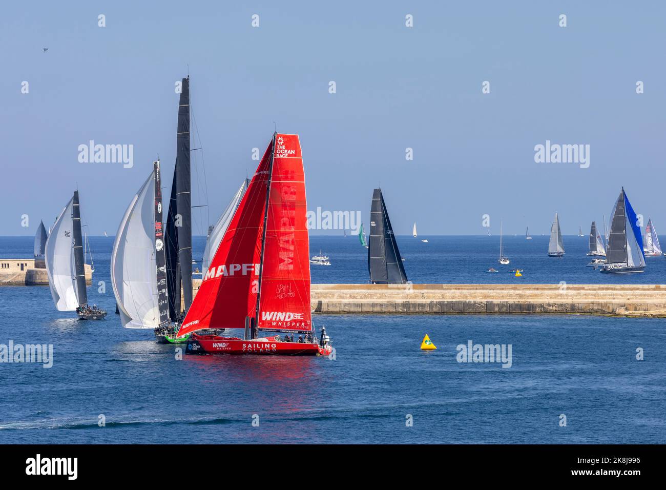 Un inizio molto lento alla 2022 edizione della Middle Sea Race a causa di condizioni quasi perfettamente calme. Foto Stock