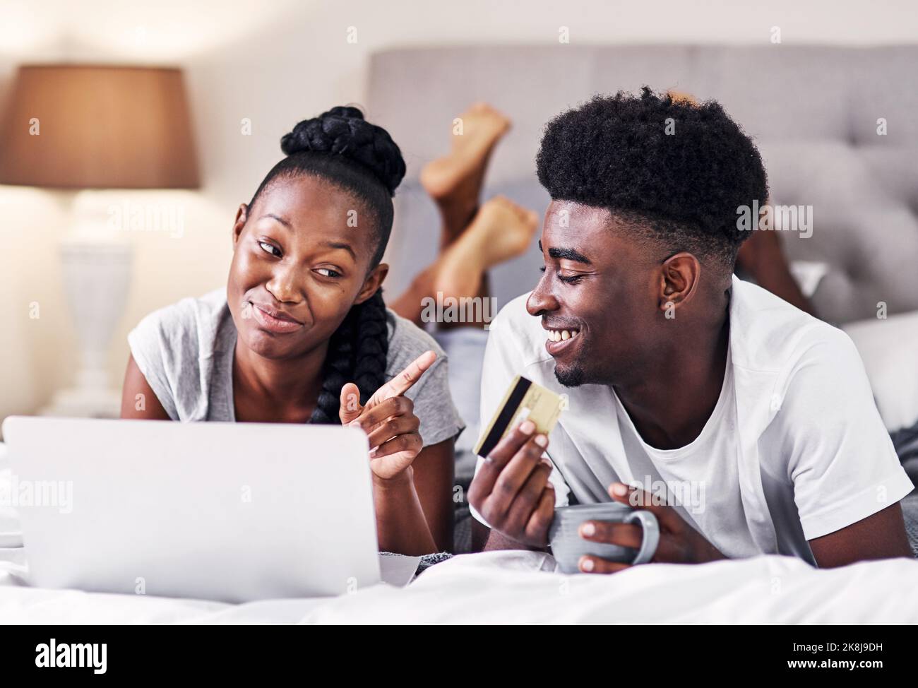 Abbiamo banca il senso astuto. Una coppia giovane usando una carta di credito mentre navigando in rete. Foto Stock