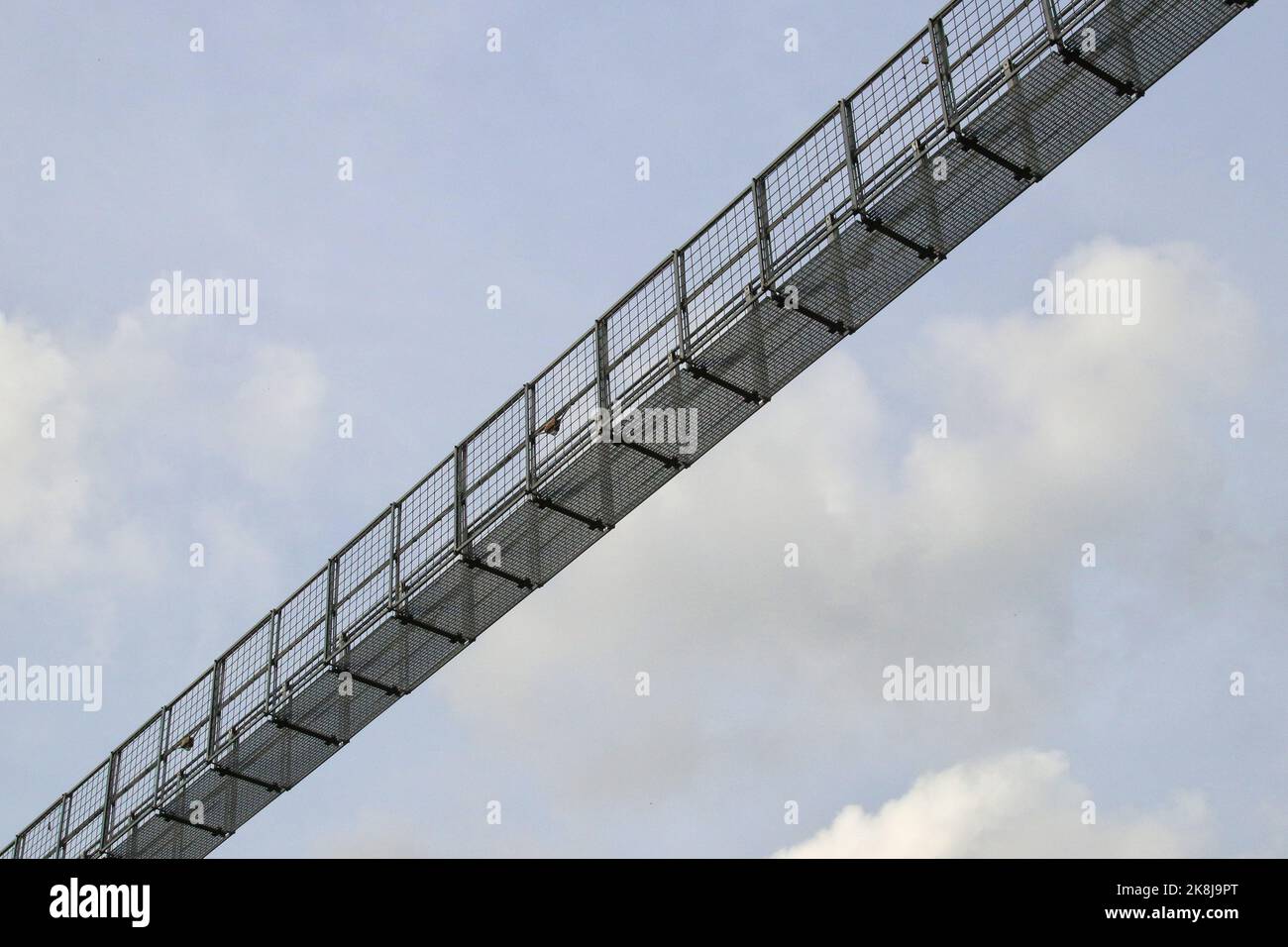 Ponte tibetano nel cielo, dettaglio, sicurezza, insicurezza, concetto astratto Foto Stock