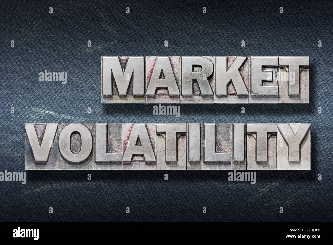 frase di volatilità del mercato fatta da stampa metallica su sfondo scuro jeans Foto Stock