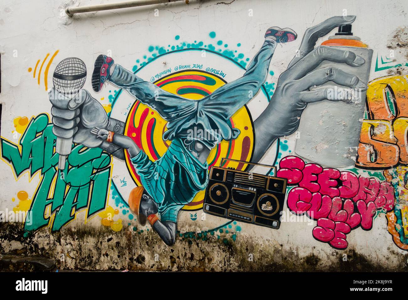 Gennaio 19th 2022 Dehradun City India. Un graffito colorato della parete che raffigura la società moderna della generazione Z. Gioventù moderna, stile di vita di generazione Z Foto Stock