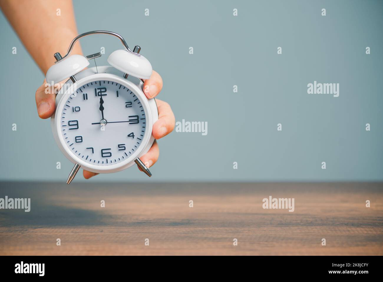 Gestione del tempo per il business, concetto di lavoro quotidiano di routine, scrivania con allarme portatile e spazio per la copia. Foto Stock