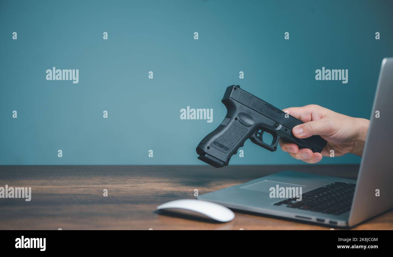 Pistola d'acquisto dal negozio del venditore in linea, mani del venditore che trasmette la pistola sul calcolatore alla persona d'acquisto della pistola sul Web site o sui mezzi sociali con la copia spac Foto Stock