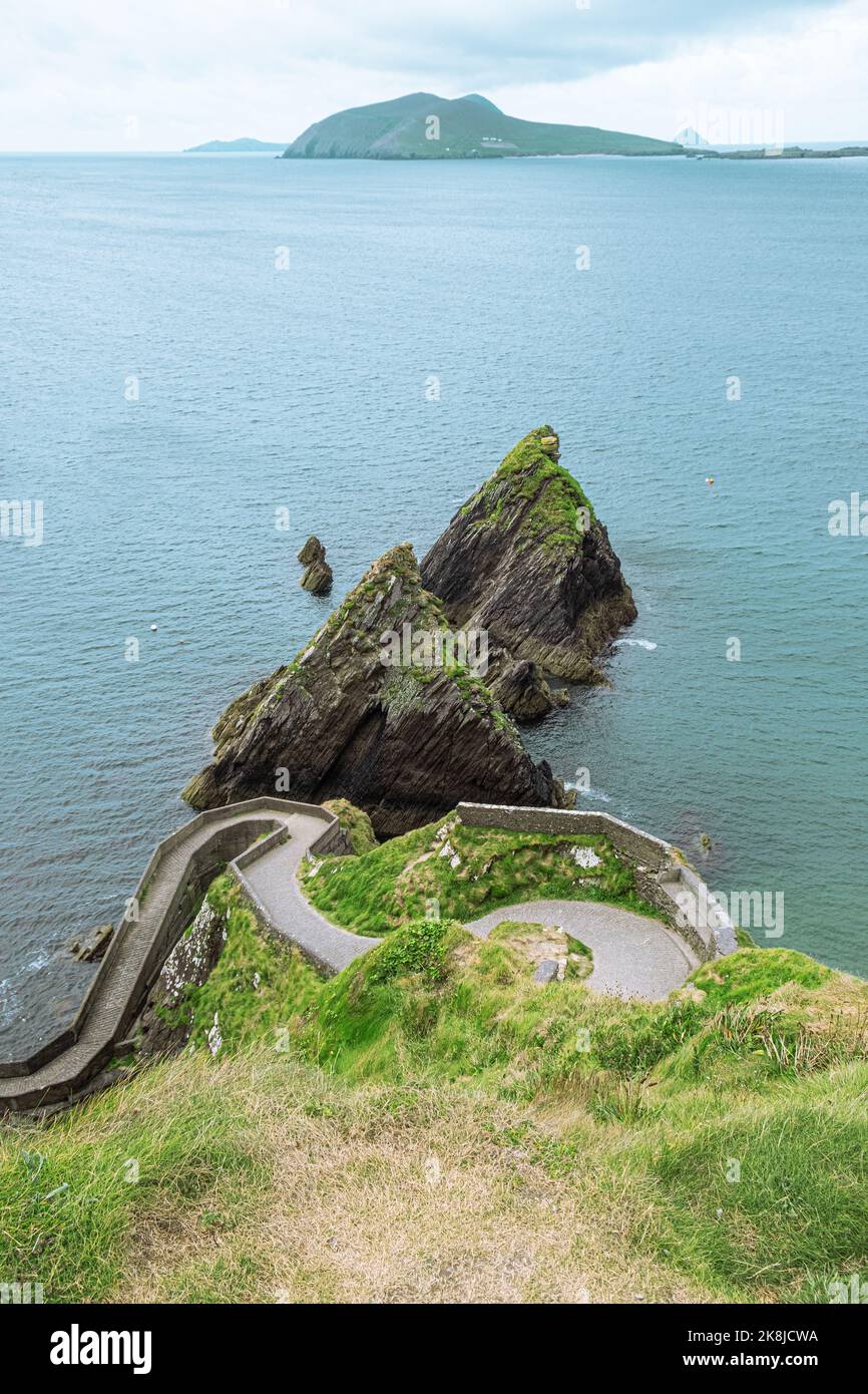 Una vista mozzafiato sulla costa occidentale dell'Irlanda, Slea Head Drive sulla penisola di Dingle in estate, Irlanda Foto Stock