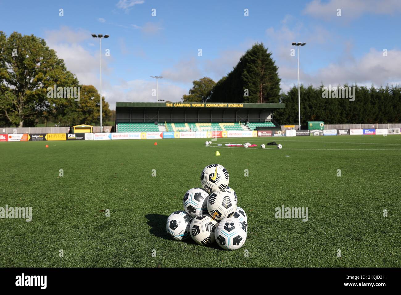Azione durante la partita della fa Women’s National League - Southern Premier Division tra Crawley Wasps e Cheltenham Town al Camping World Community Stadium di Horsham 23rd ottobre 2022 Foto Stock