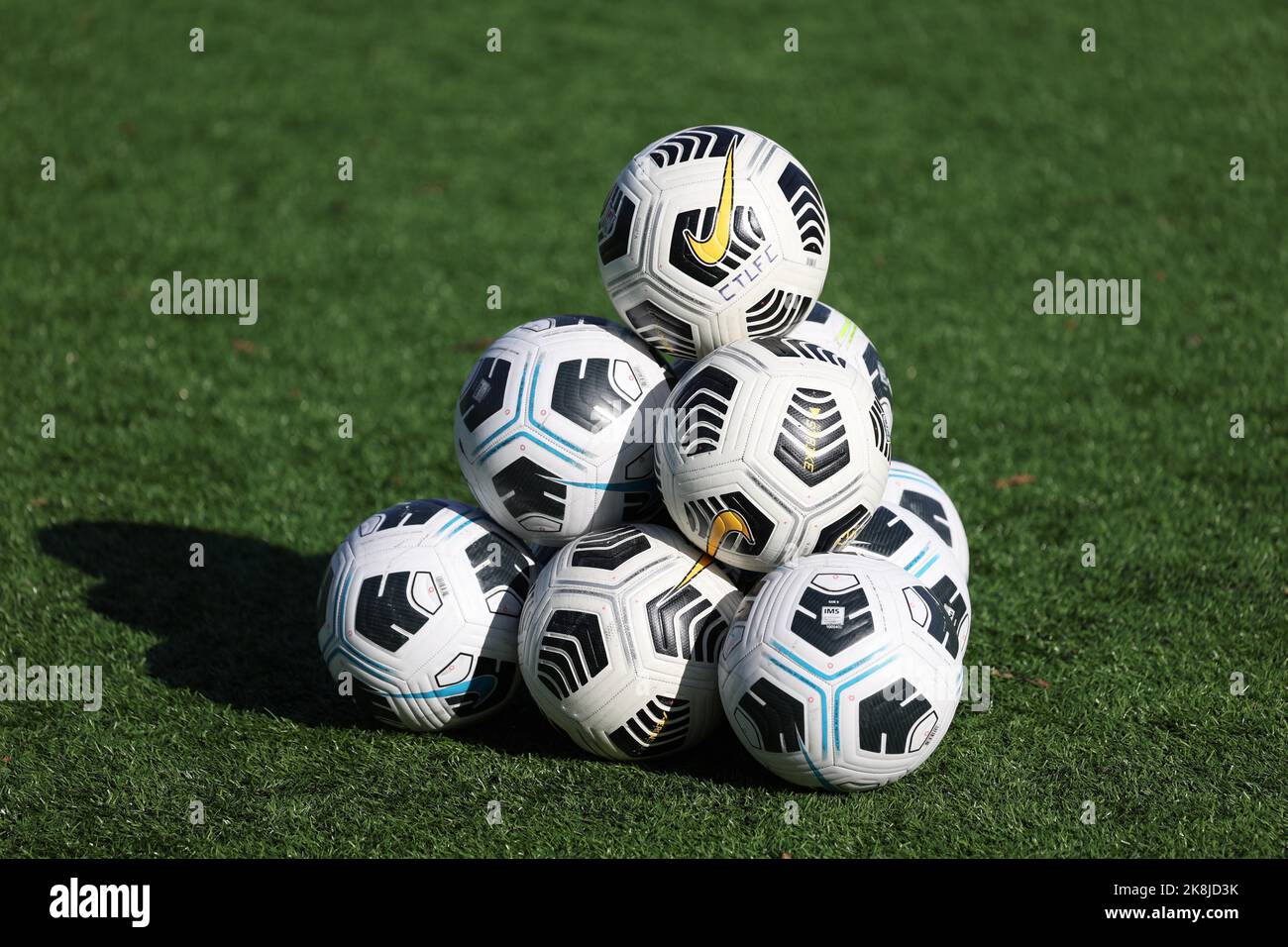 Azione durante la partita della fa Women’s National League - Southern Premier Division tra Crawley Wasps e Cheltenham Town al Camping World Community Stadium di Horsham 23rd ottobre 2022 Foto Stock