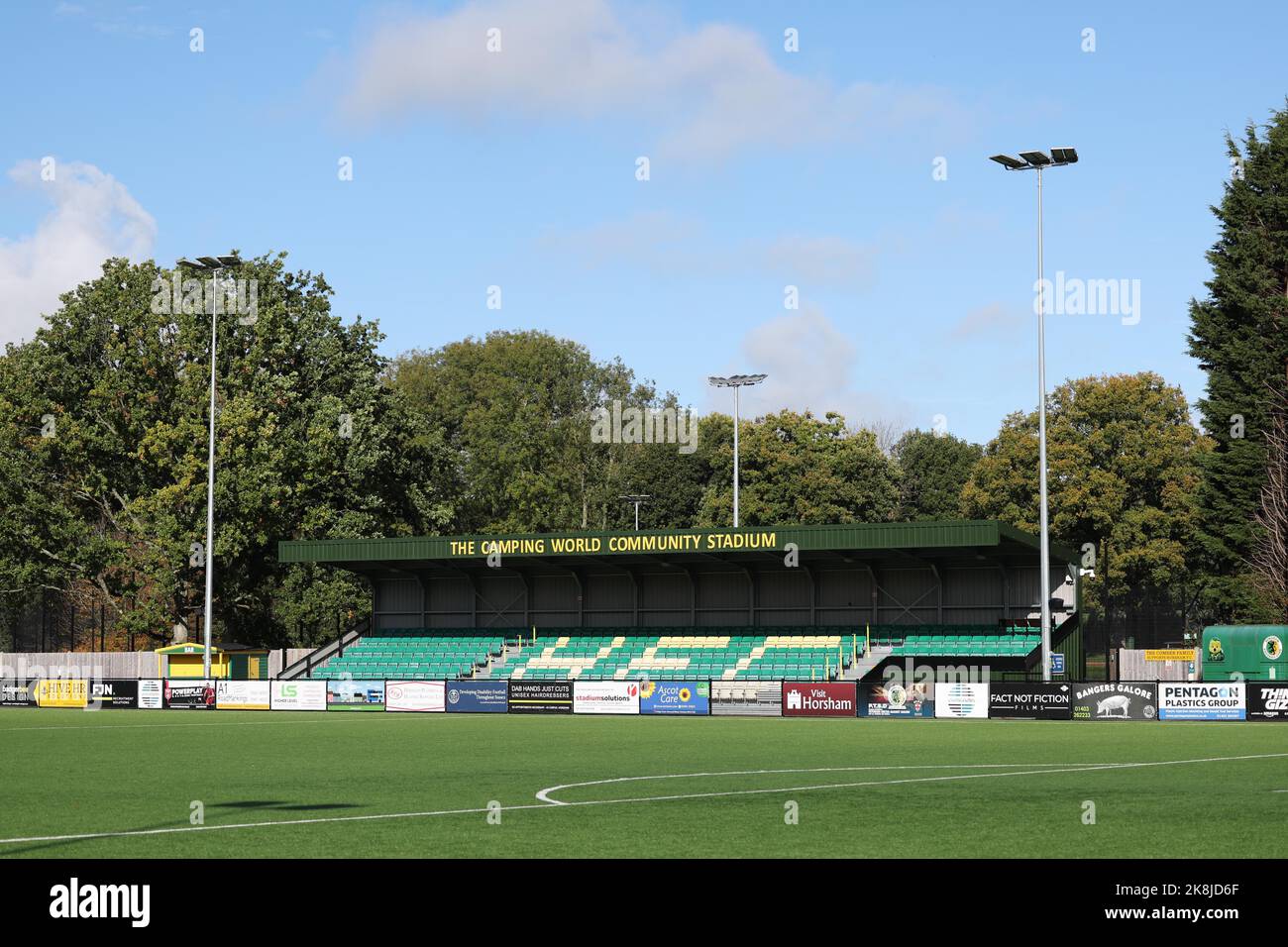 Azione durante la partita della fa Women’s National League - Southern Premier Division tra Crawley Wasps e Cheltenham Town al Camping World Community Stadium di Horsham 23rd ottobre 2022 Foto Stock