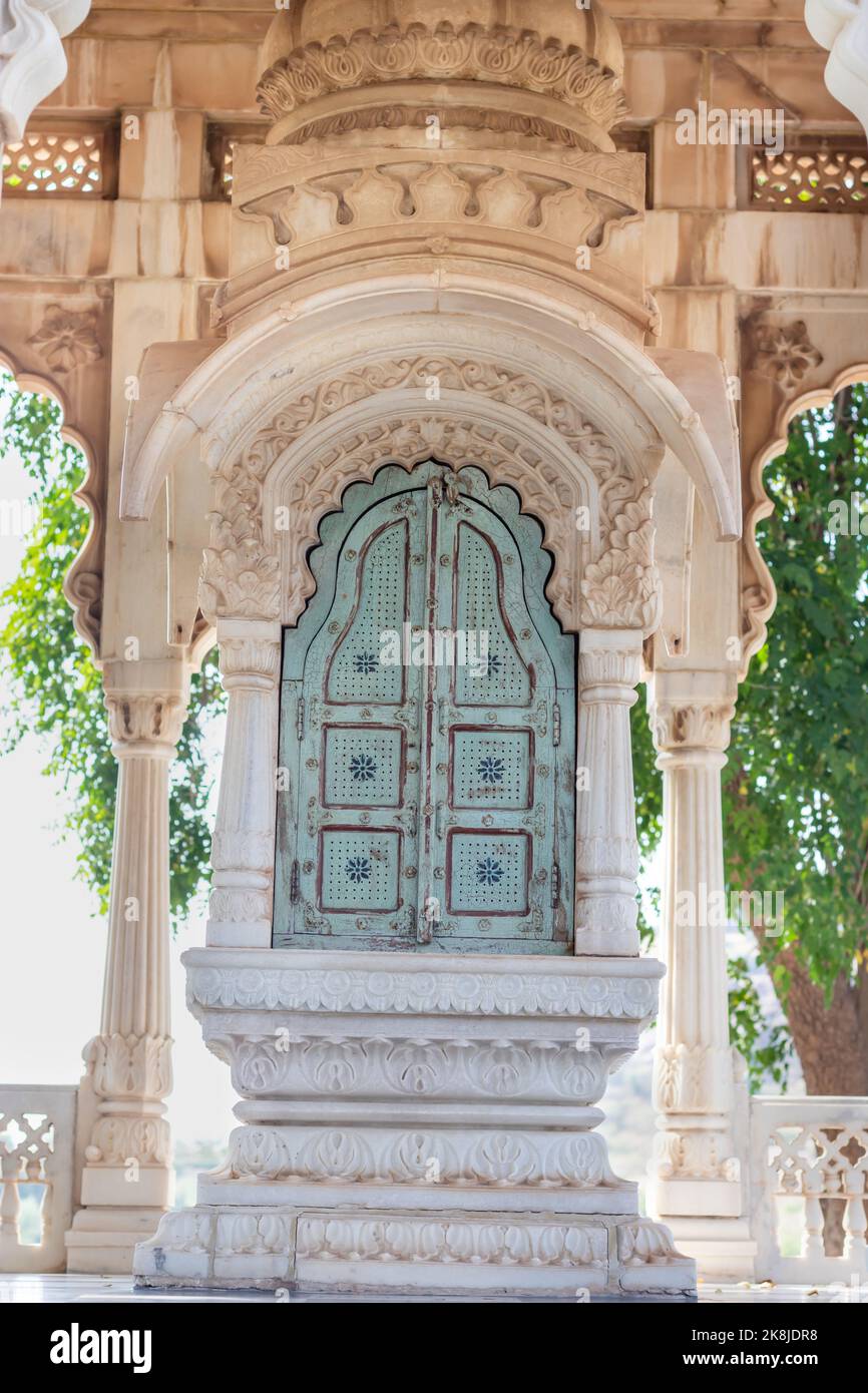 Isolato vintage bianco marmo tempio design artistico da angolo piatto immagine è presa a jaswant thada jodhpur rajasthan india il 22 2022 ottobre. Foto Stock