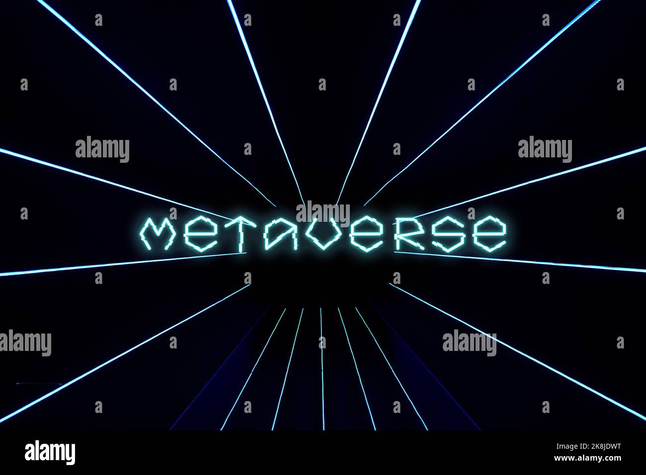 Sfondo blu con fasci laser e metaverse di testo. Sfondo per la schermata iniziale per giochi, cybersport e metaverse. Foto Stock