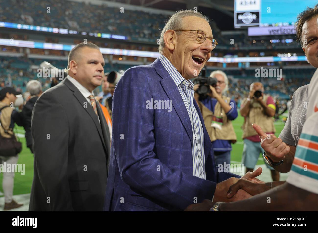 Domenica 23 ottobre 2022; Miami Gardens, Florida USA; Miami Dolphins Presidente del Consiglio di Amministrazione e managing partner generale Stephen M. Ross prima di una NFL ga Foto Stock