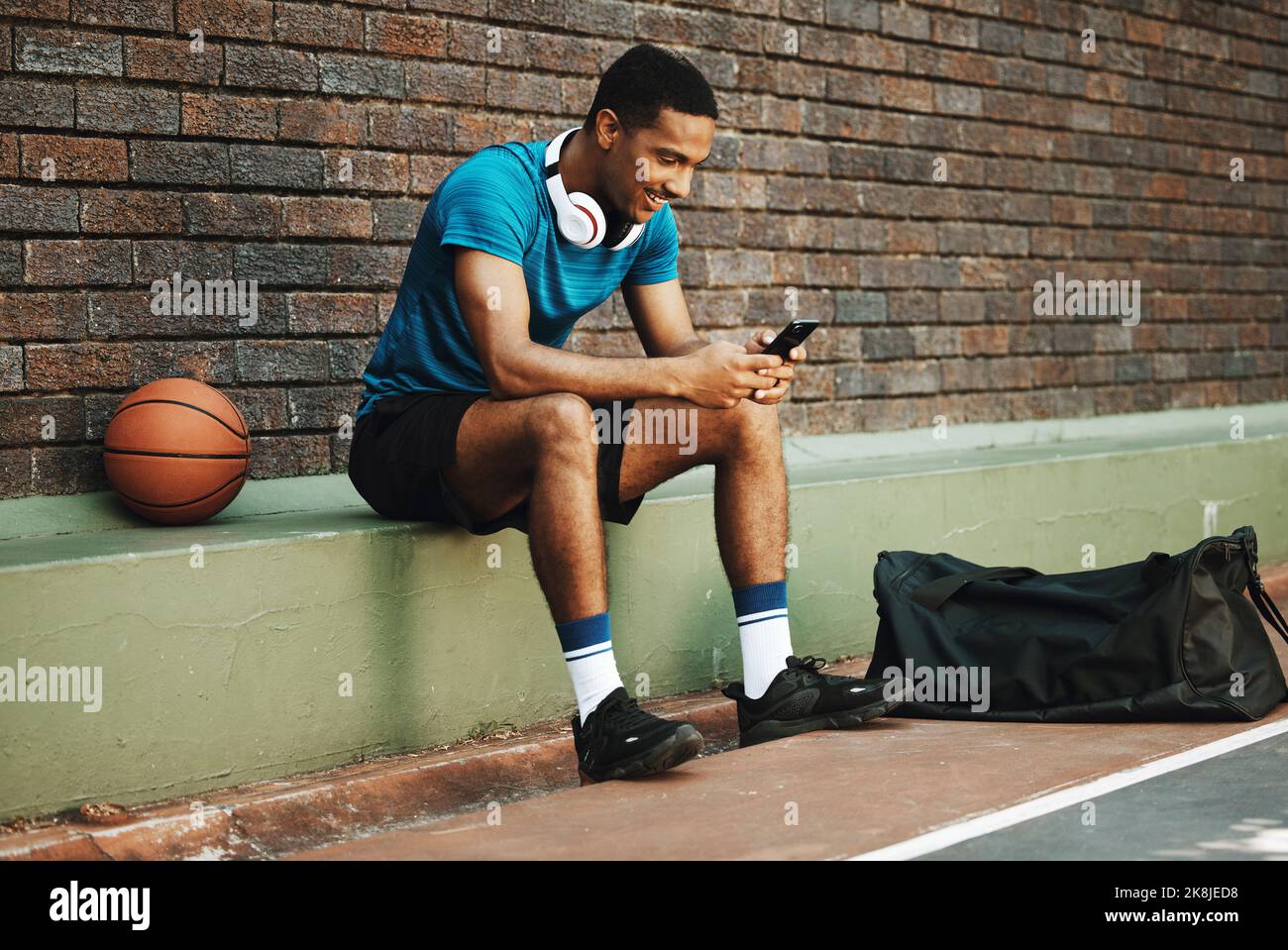 Uomo, giocatore di basket o telefono per app sui social media, analisi dei dati sanitari o programma di formazione sulla motivazione. Sorridete, felici o sportivi Foto Stock