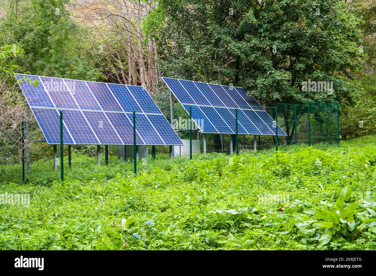 Pannelli solari in un parco pubblico. Foto Stock