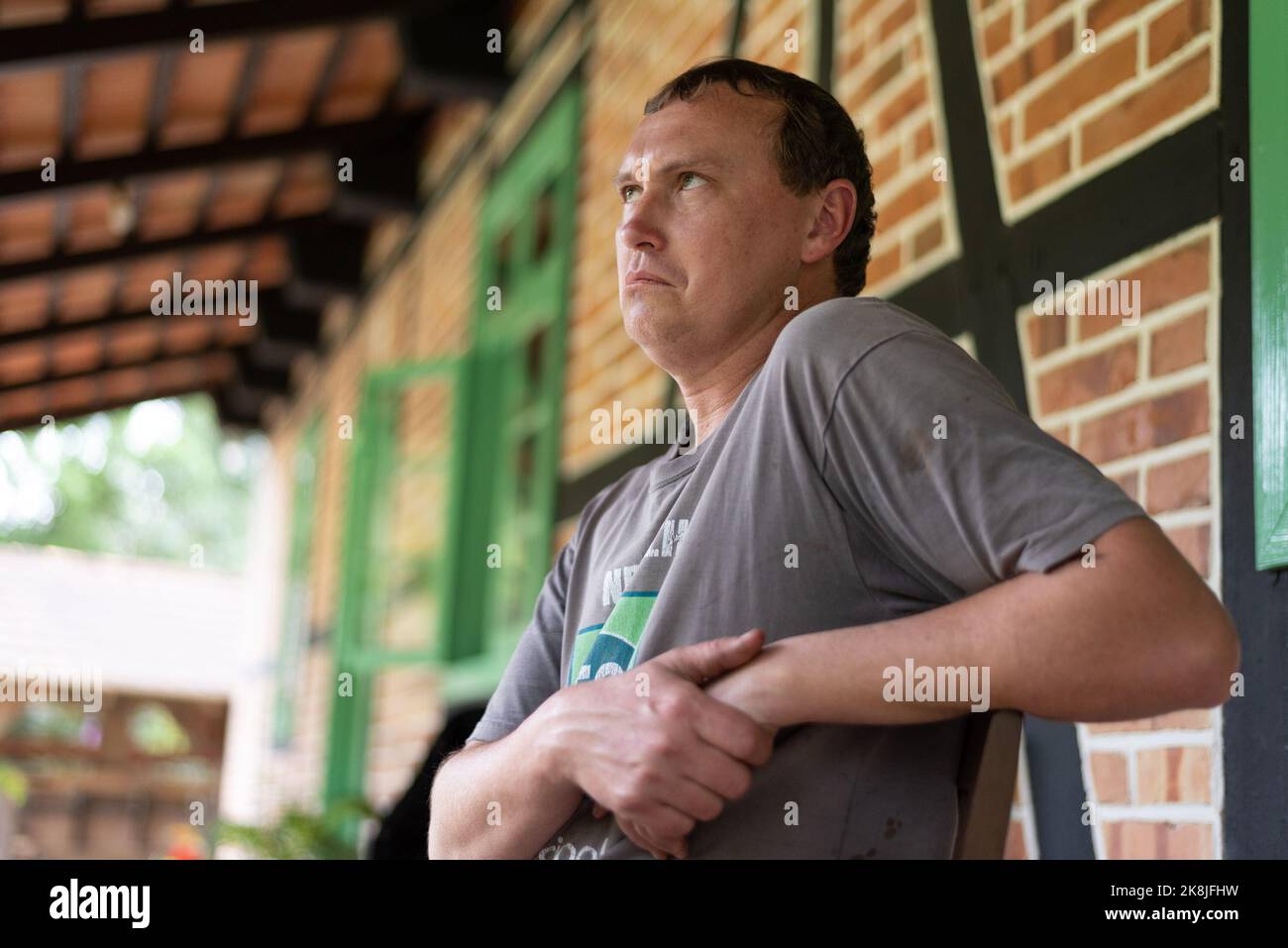 Pomerode, Brasile. 27th Set, 2022. Rogerio Siewert, la sesta generazione di immigrati tedeschi, parla davanti a casa sua. Siewert è un sostenitore di Bolsonaro ed è convinto che tutte le informazioni che riceve attraverso i gruppi Whatsapp a sostegno del leader brasiliano siano vere. Credit: Henry Milleo/dpa/Alamy Live News Foto Stock