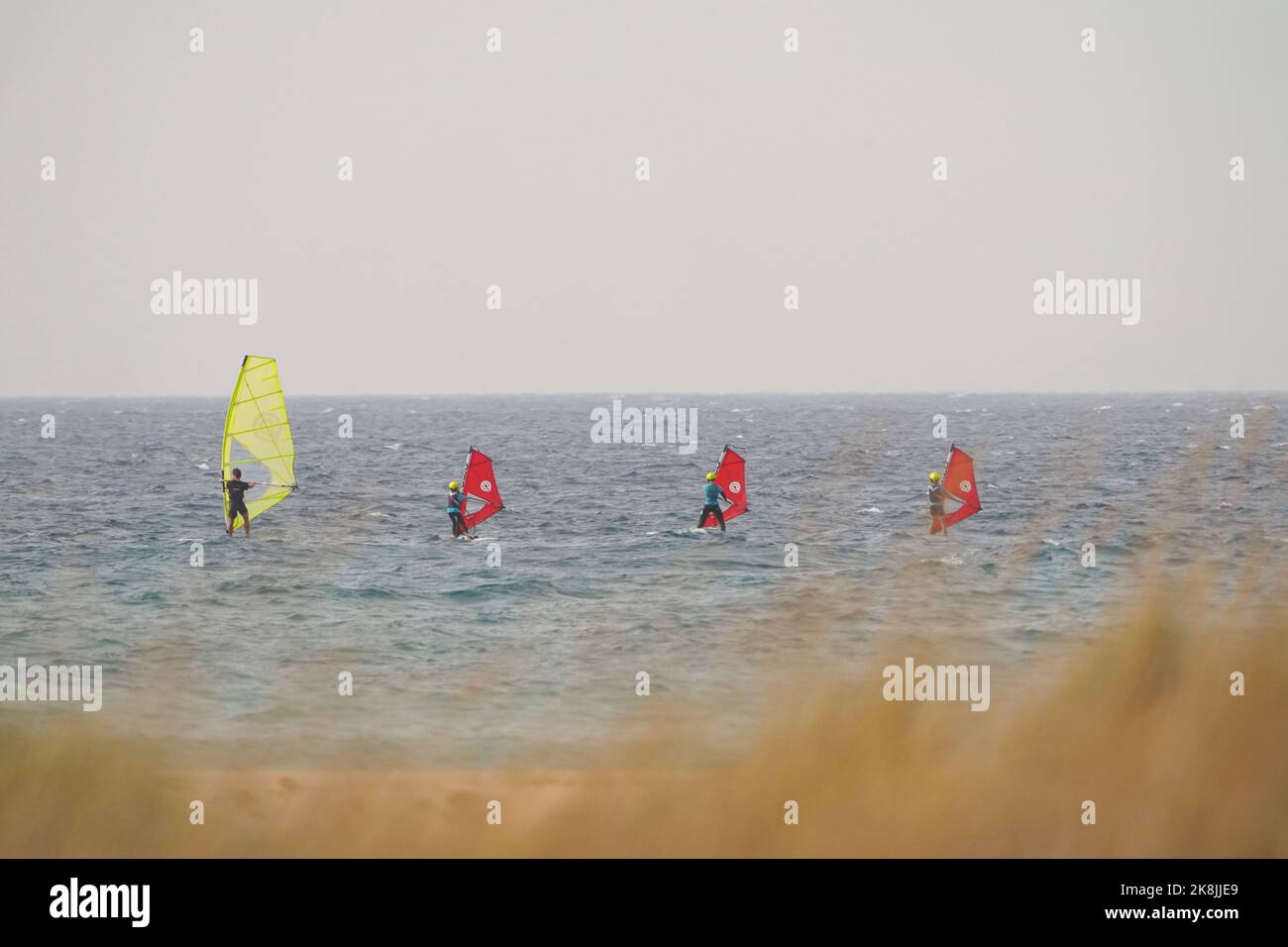 Istruttore di windsurf che insegna a studenti di windsurf, Tarifa, Andalucia, Spagna. Foto Stock