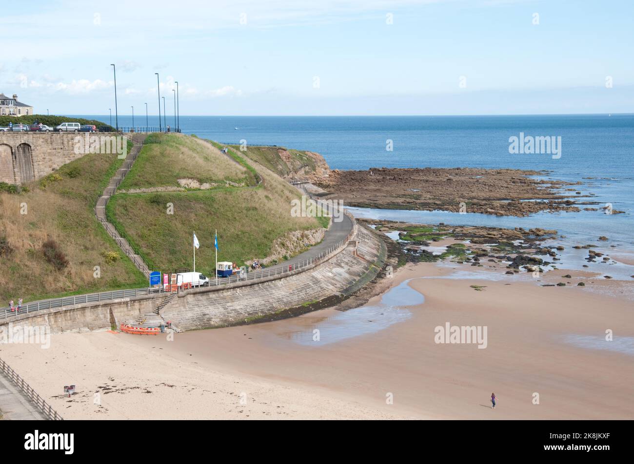 Passerella lungo la costa Northumbrian a Tynemouth, Tyne and Wear, Northumberland Foto Stock