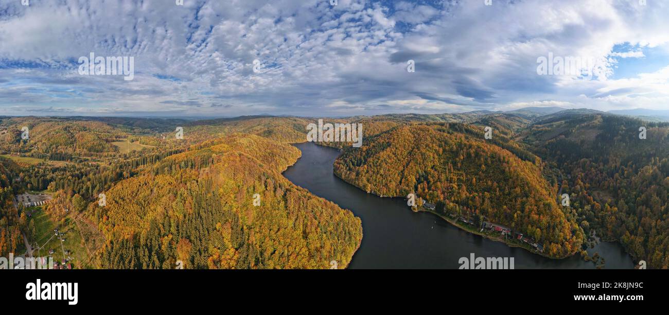Vista aerea dall'alto di un incredibile paesaggio autunnale con montagne coperte di foresta e fiume. Bella natura paesaggio panorama durante la stagione autunnale Foto Stock