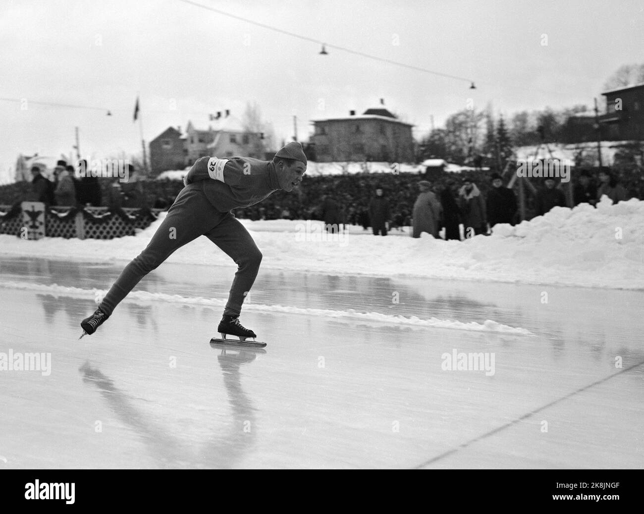 Campionato europeo Hamar 19530201 / Campionati europei di pattinaggio / corse veloci. Atleta finlandese Toivo Salonen che ha vinto 500 metri, in azione (ma probabilmente non in lontananza ha vinto). Foto: NTB / NTB Foto Stock