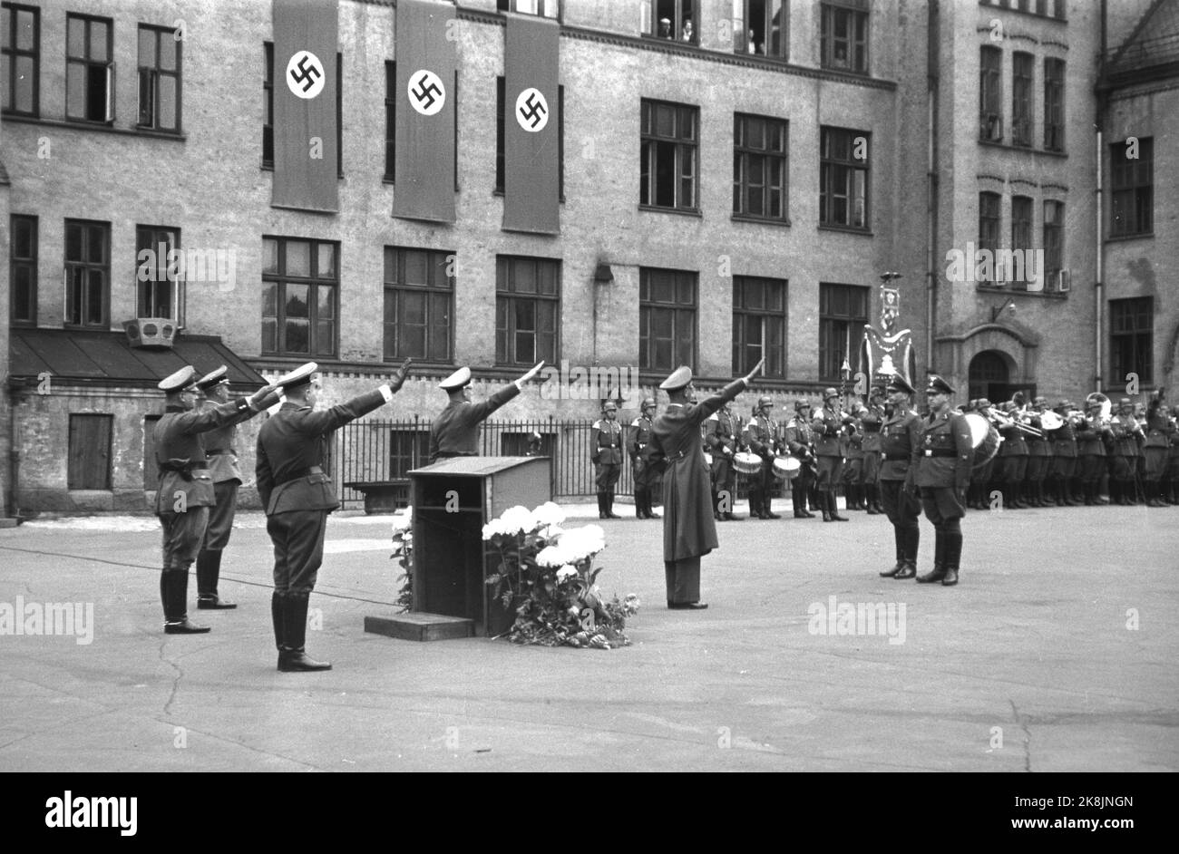 Majorstua, Oslo, giugno 1942. Reichskommisar Terboven consegna la Croce di ferro a 2 dalla polizia di sicurezza tedesca alla scuola di Majorstuen. Linguette con croce sul mento. Saluto nazista / saluto Heil Hitler / saluto nazista. Foto: NTB *** Foto non elaborata ***** Foto Stock