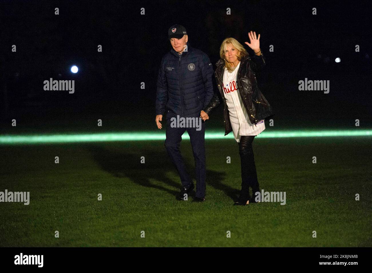 Il presidente degli Stati Uniti Joe Biden e la prima signora Dr. Jill Biden, indossando una maglia Philadelphia Phillies, si sono sussultate alla stampa dopo aver lasciato Marine One sul prato sud della Casa Bianca a Washington, DC domenica 23 ottobre 2022. Credito: Bonnie Cash/Pool tramite CNP Foto Stock