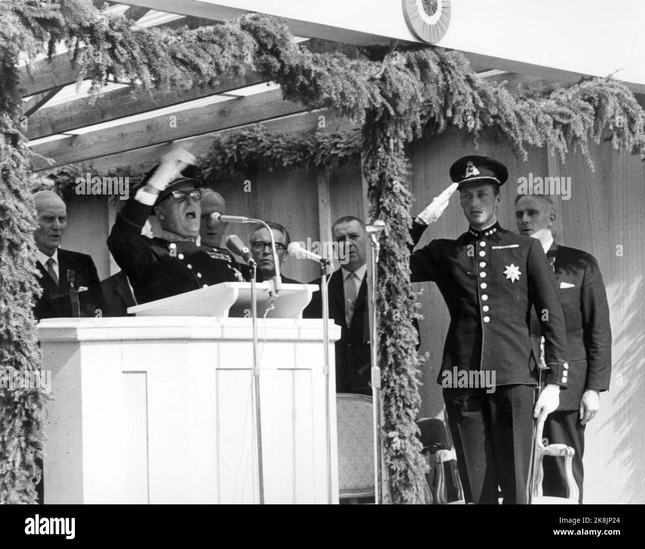 Eidsvoll 19640517 Una celebrazione speciale del 17 maggio a Eidsvoll in occasione del 150th° anniversario della Costituzione. Qui parla re Olav. Finisce urlando. Th. Il principe ereditario Harald in uniforme, è onorato. Foto: NTB / NTB Foto Stock