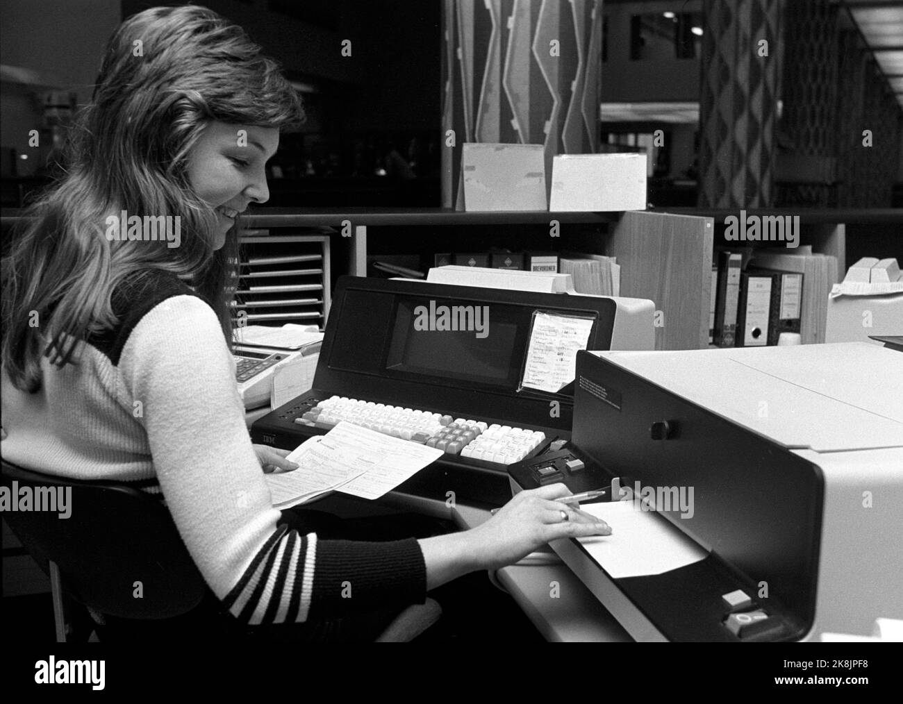 Oslo 19790424 Interior del Social Security Data Plant. Donna al lavoro con computer e stampante. Foto: NTB / NTB Foto Stock