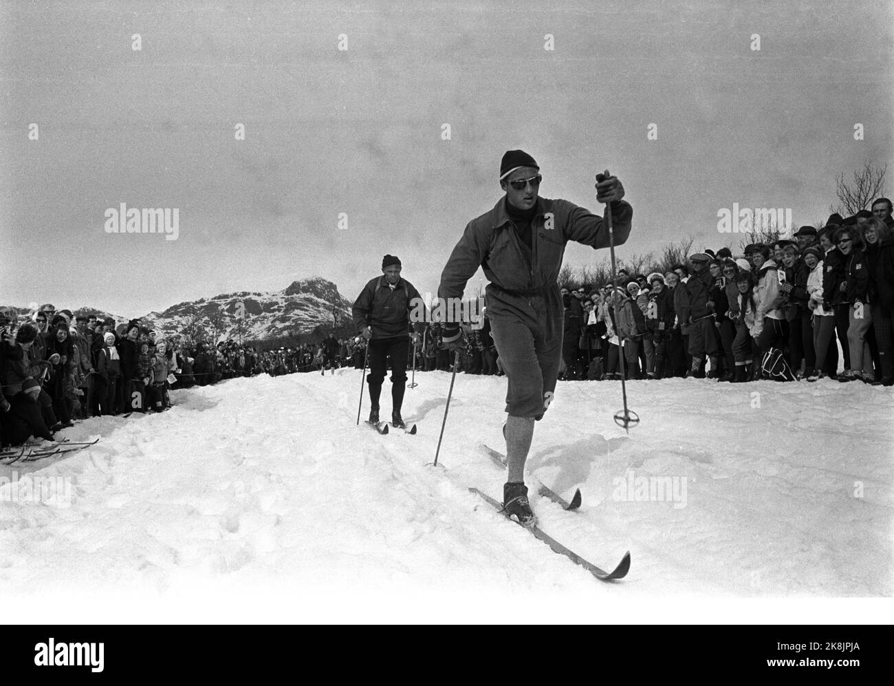 Beitostølen 19640412. Il principe ereditario Harald partecipa alla gara di fondo Ridderrennet a Beitostølen. Qui è sulla sua strada per raggiungere l'obiettivo. Spettatori su entrambi i lati. NTB Stock Photo Arild Hordnes / NTB Foto Stock