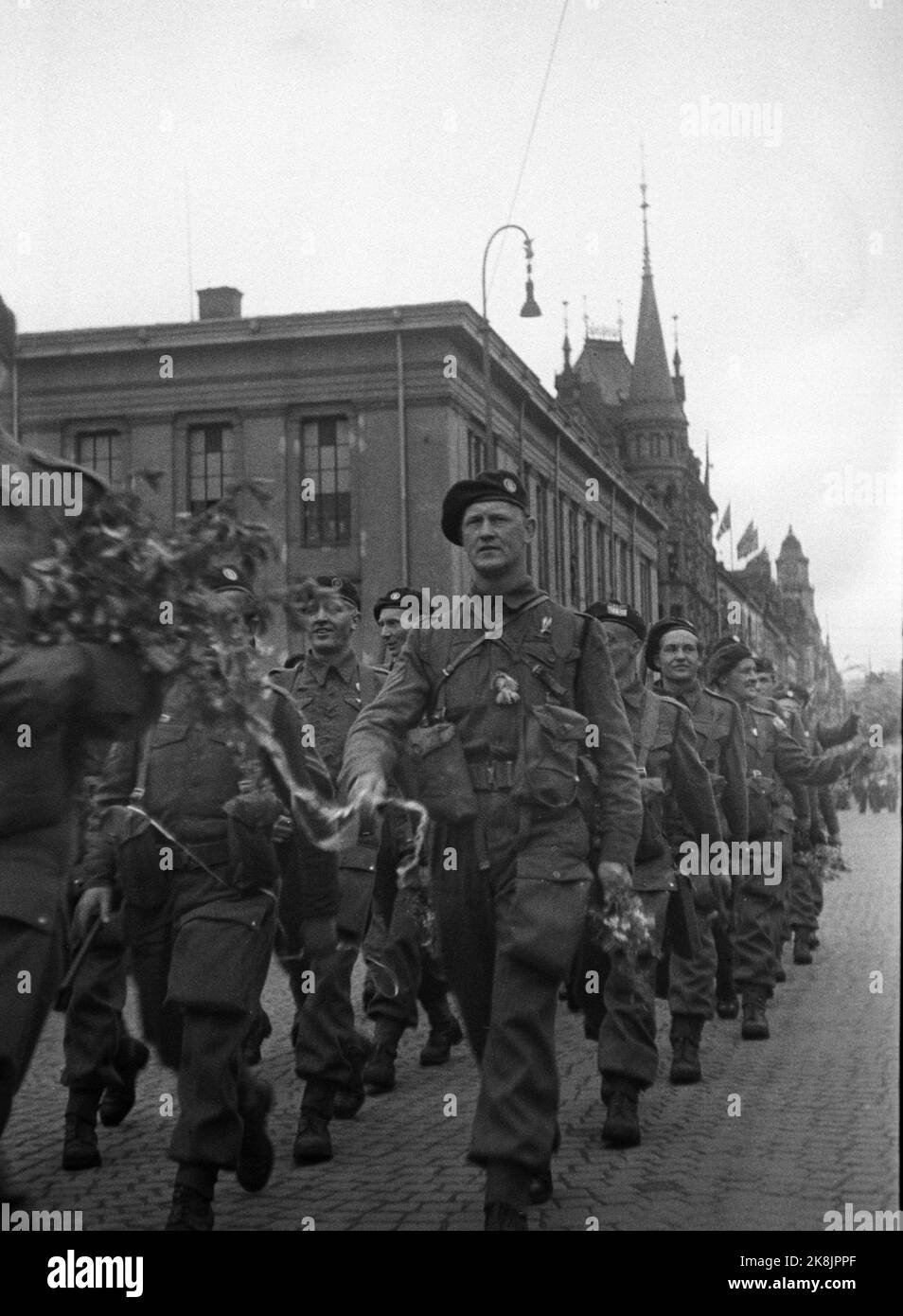 Oslo 19450510 Giornate della pace, maggio 1945. Le truppe inglesi e norvegesi sono arrivate a Oslo, sfilate sulla porta di Karl Johans. Questi sono i soldati britannici "Diavoli rossi". I soldati portano fiori che hanno ricevuto dagli spettatori. Foto: Håland / NTB / NTB Foto Stock