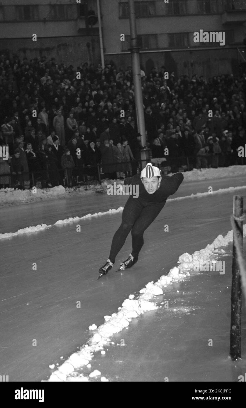 Oslo 19500111 pattinaggio veloce, internazionale Norvegia / USA al Bislett Stadium. Qui Hjalmar Andersen in azione. Hjallis in bello stile a sua volta. Foto: NTB / NTB Foto Stock