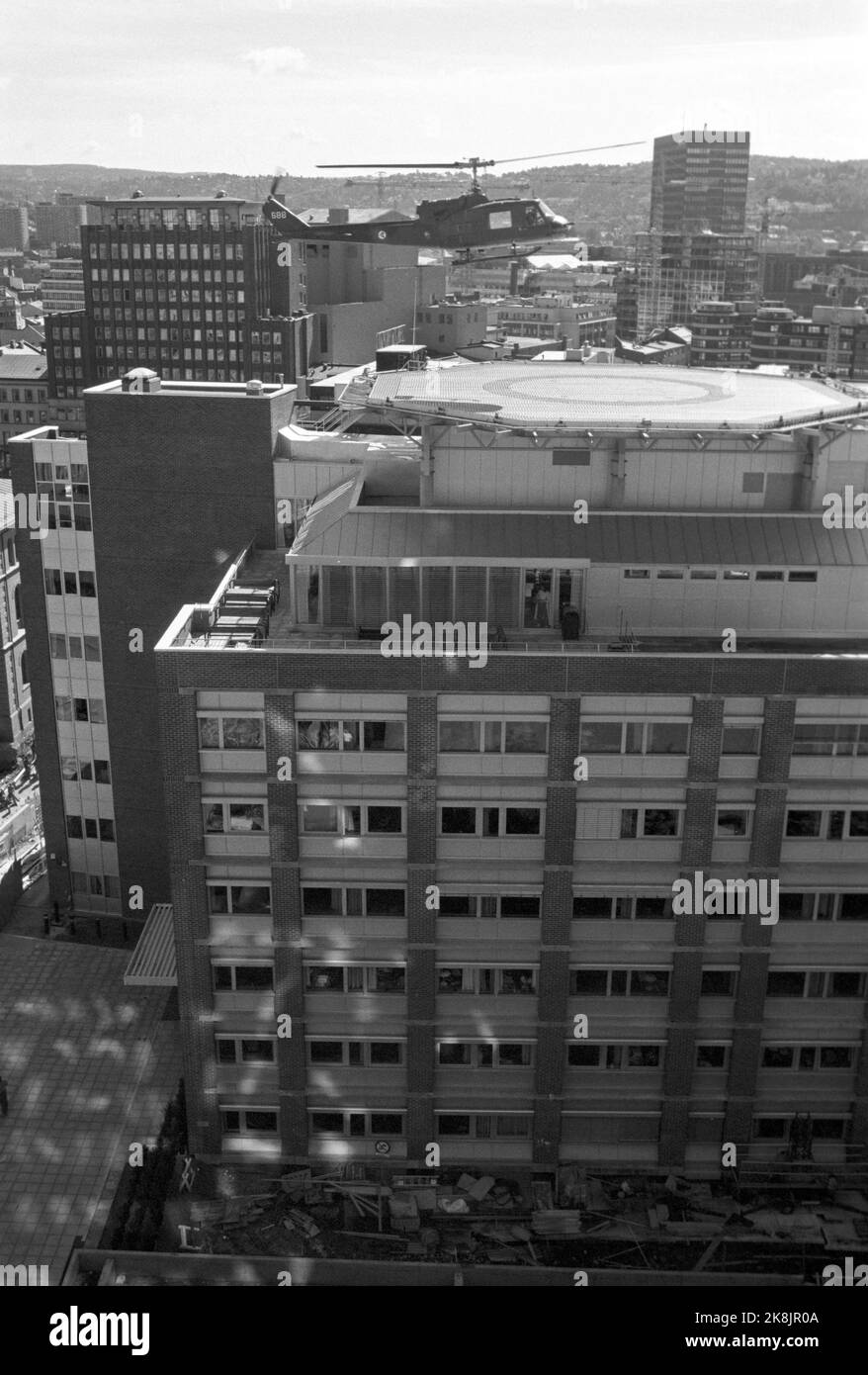 Oslo 19880812. Apertura ufficiale della 4th° tappa del quartiere governativo (R-4 con indirizzo Einar Gerhardsen's Plass 1), 12 agosto 1988. L'apertura è stata contrassegnata, tra l'altro, con. Un atterraggio di prova sul ponte dell'elicottero dell'edificio. 20183 Foto: Inge Gjellesvik/NTB Foto Stock