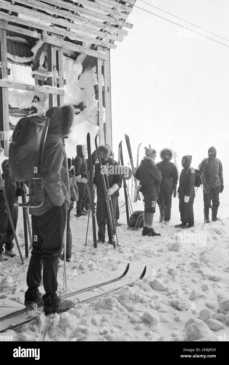 Hallingskeid 19720401 la Norwegian Tourist Association organizza qualcosa che chiamano Turveke ad Hallingskeid. Affittano la casa in pietra di NSB che era originariamente una caserma di costruzione per i ragazzi che costruirono la ferrovia di Bergen, e questa casa è la più comoda delle cabine incustodite dell'associazione turistica. Foto; Sverre A. Børretzen / corrente / NTB Foto Stock