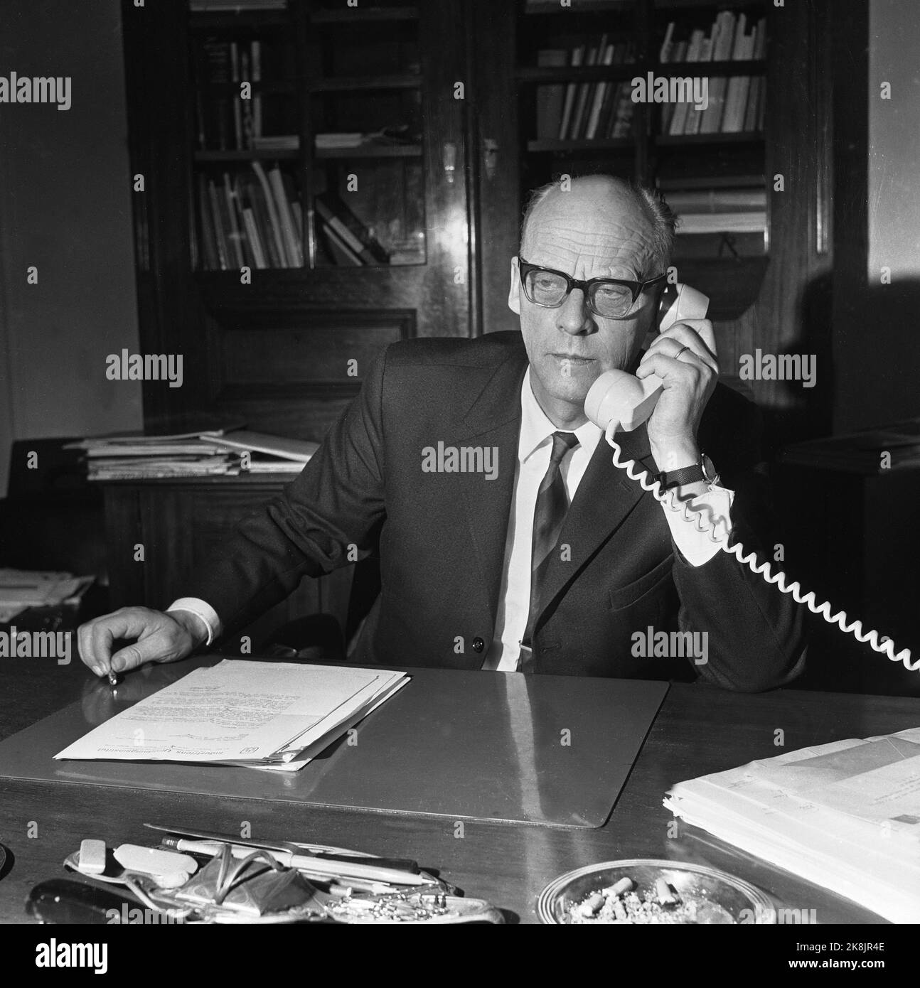 Oslo ottobre 1972. Professore di economia sociale e politico Ole Myrvoll alla scrivania, parla al telefono. Ha presieduto il comitato del comitato di pianificazione, o il comitato Myrvoll, nel maggio 1971. Il comitato è stato istituito dalla Sparebankforeningen. La commissione ha presentato la relazione sul futuro sviluppo della Sparebankvesen nel 1974. Foto: NTB Foto Stock