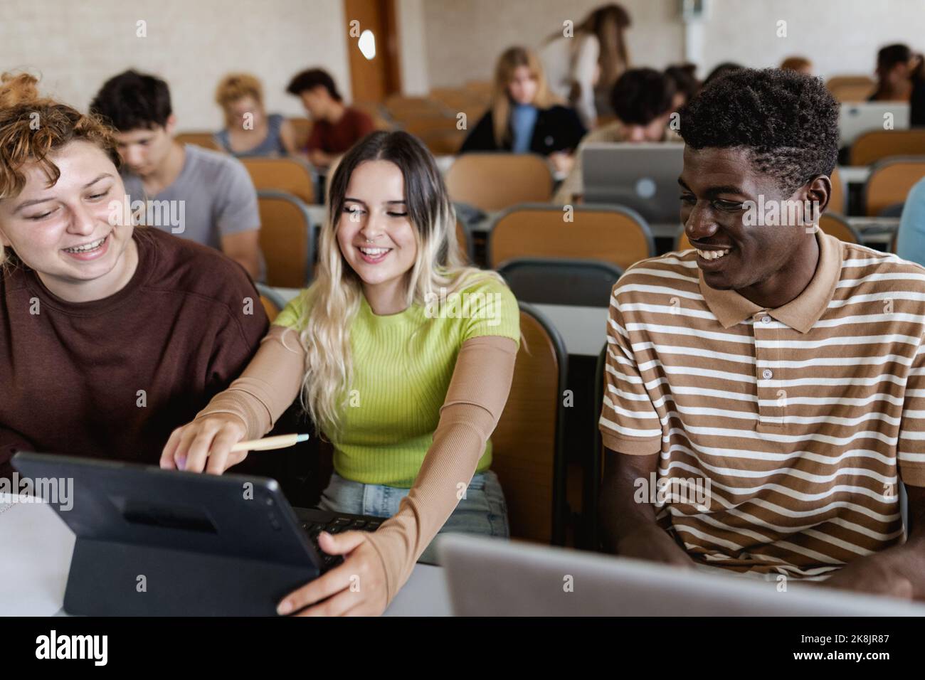 Giovani multirazziali che studiano all'interno di una classe universitaria - concetto di Educazione Foto Stock