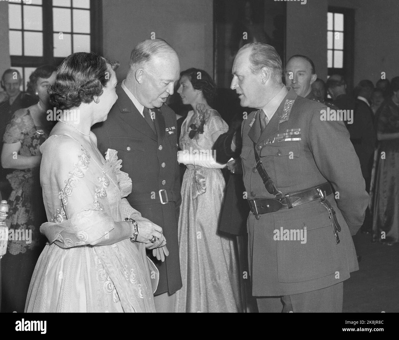 Oslo 19520509. Generale Dwight D. Eisenhower in visita in Norvegia. Qui vediamo Eisenhower con la sua signora in conversazione con il principe ereditario Olav (t.H.) al castello di Akershus. Foto: Archivio NTB / NTB Foto Stock