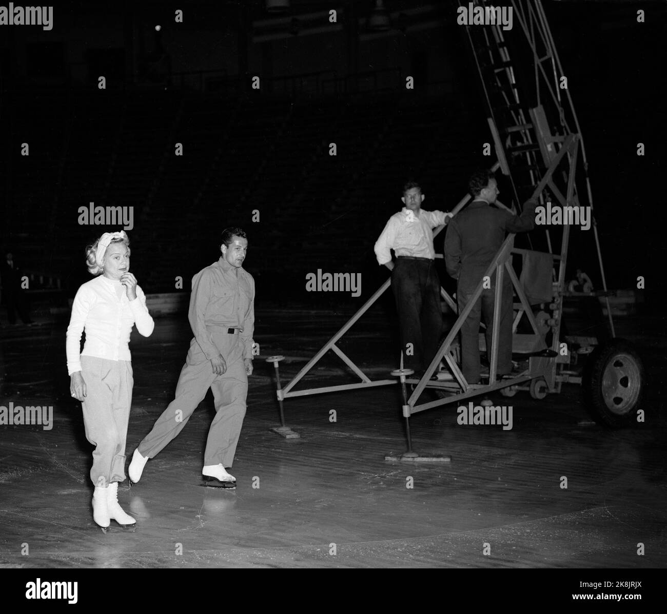 La runner d'arte Sonja Henie di Oslo 19530820 a Oslo con la sua grande mostra di ghiaccio. Per la prima volta dopo la guerra, Sonja Henie doveva esibirsi per un pubblico norvegese. Qui, Jordal Amfi (ancora una pista all'aperto) è truccato per la glassa in piena estate. I preparativi sono stati estesi, tra le altre cose. I proiettori della recensione dovevano essere montati e si dovevano aggiungere posti a sedere. Qui, Sonja Henie si allena con un partner incondizionato dal rigging che sta succedendo intorno a loro. Foto: NTB / NTB Foto Stock