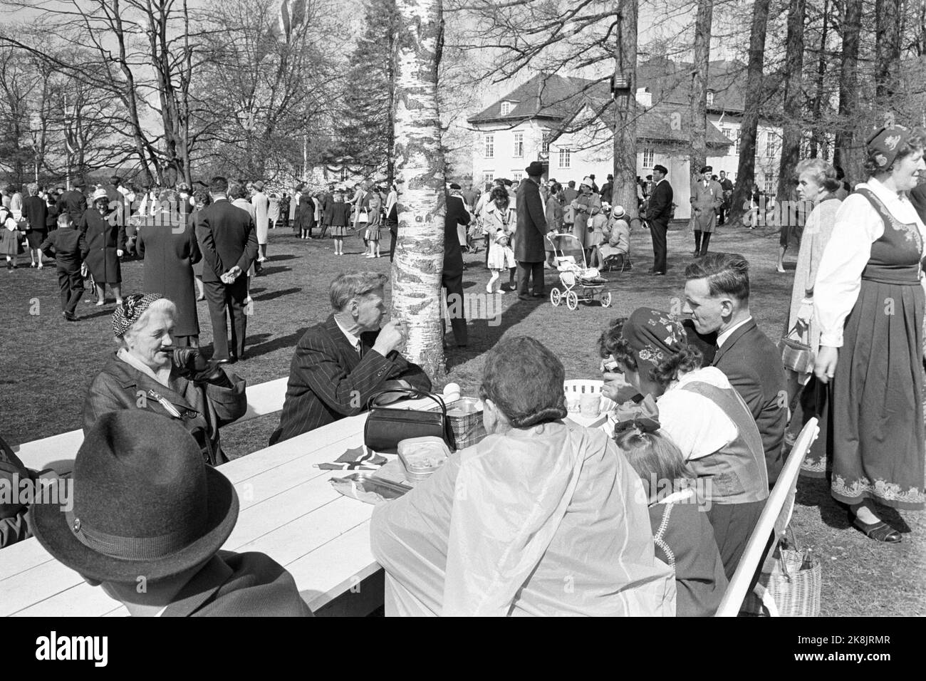 Eidsvoll 19640517 Una celebrazione speciale del 17 maggio a Eidsvoll in occasione del 150th° anniversario della Costituzione. La vita delle persone. Foto: NTB / NTB Foto Stock