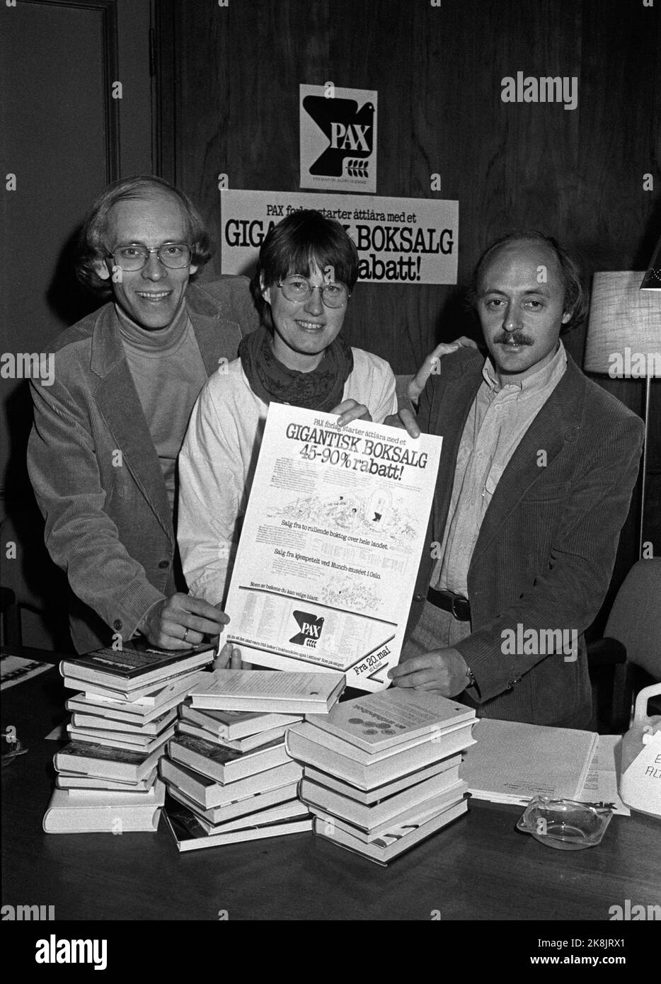 Oslo 19800519 Pax Forlag ha una conferenza stampa sulle vendite di libri, dove libri a buon mercato sono messi in vendita in un enorme e due treni affittati set a Oslo. Nella foto il leader amministrativo John-Willy Rudolph, il segretario editoriale Irene Iversen e il leader editoriale Paul Hedlund. Foto Erik Thorberg / NTB / NTB Foto Stock