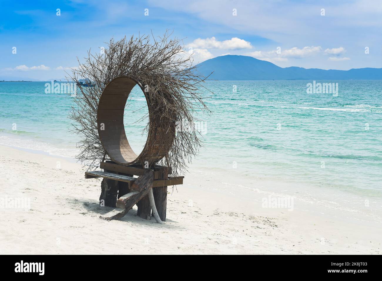 Fotzone di legno sulla spiaggia di sabbia vietnamita Foto Stock