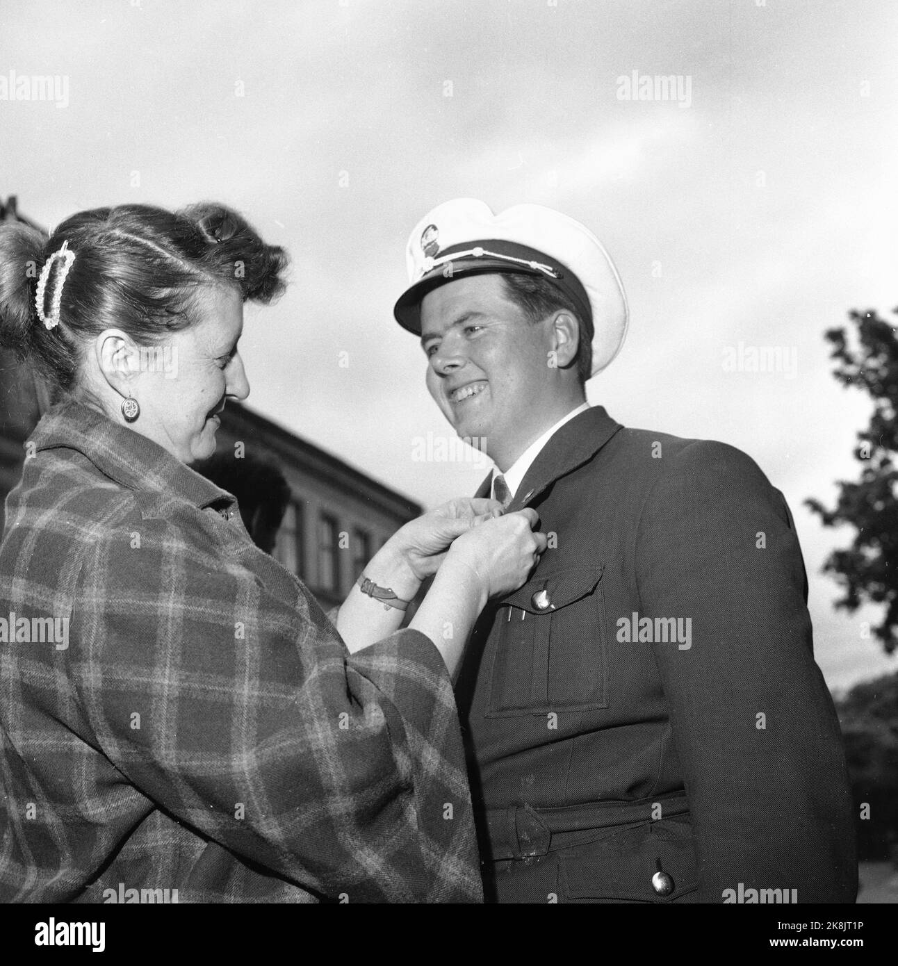 Oslo 19560525 'i primi turisti dall'est' la festa del popolo norvegese organizza un tour di 10 giorni per i turisti provenienti dall'Unione Sovietica. Questo è il primo gruppo di 25 persone da Mosca. Quando il driver Eivind Fauske gli ha detto che era stato in Odessa, immediatamente ha ricevuto una medaglia di pace, 'pace al mondo ', da una delle turisti femminili. Foto: Aage Storløkken / corrente / NTB Foto Stock