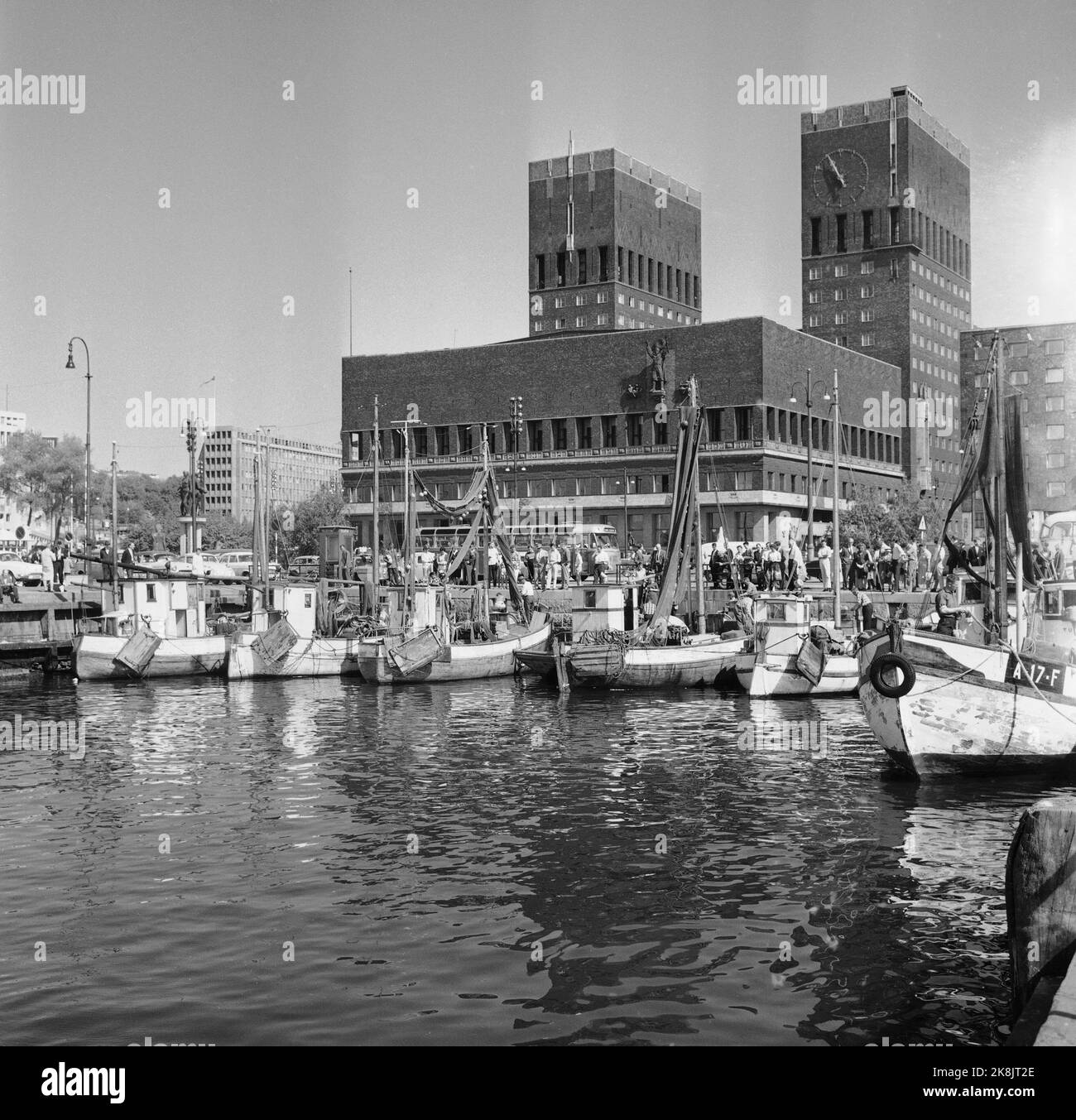 Oslo, 30 maggio 1963. In Piazza del Municipio, gamberetti e pesce sono venduti da piccole barche da pesca. Foto: Arild Hordnes / NTB / NTB Foto Stock